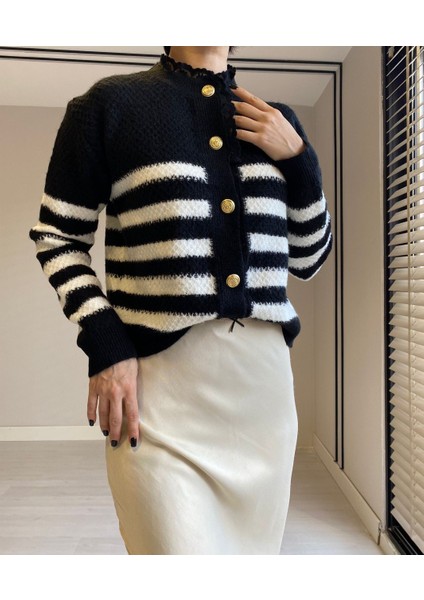 Yakası Dantelli Gold Düğmeli Çizgili Hırka