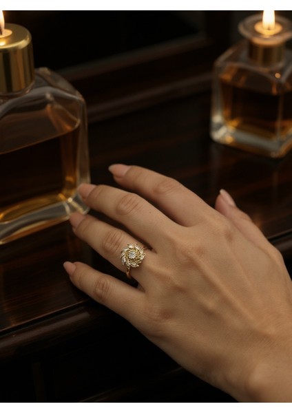 Güneş Işığı Model Dönen Gold Renk Taşlı Stres Yüzüğü (Üzerindeki Figür Dönmektedir)