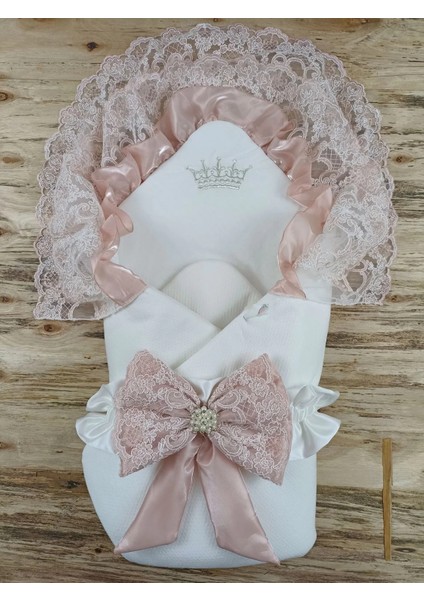 Sahra Taç Nakışlı İnci Ve Dantel Fiyonklu Çift Dantel Duvaklı Trilüks Kundak Bebek Battaniyesi Gül Kurusu