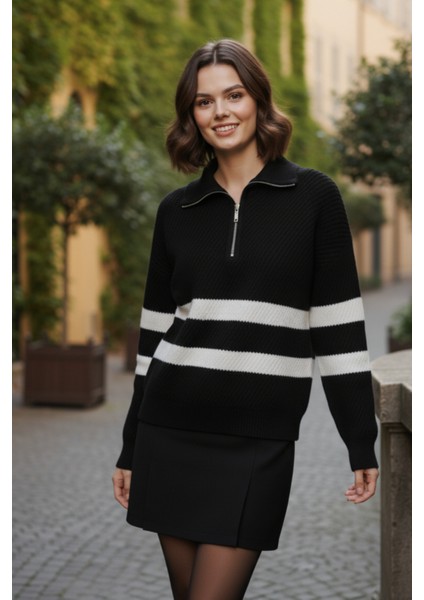 Kadın Siyah Çizgili Fermuarlı Yaka Triko Kazak Bol Kesim Şerit Detaylı