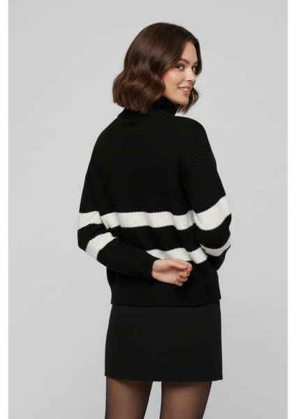 Kadın Siyah Çizgili Fermuarlı Yaka Triko Kazak Bol Kesim Şerit Detaylı