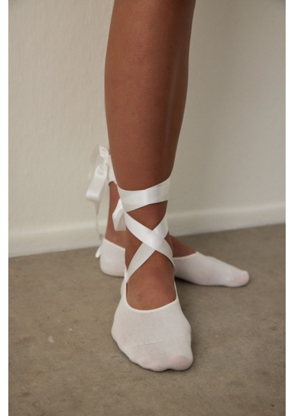 Beyaz Kaydırmaz Taban Balerin Kurdele Detaylı Pilates&Yoga Çorabı