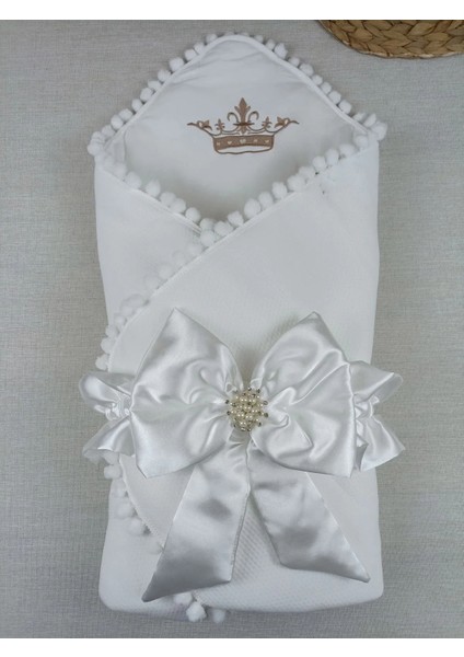 Yenidoğan Sahra Taç Nakışlı Topçik Kenar Lüks Kundak Bebek Battaniyesi Ekru