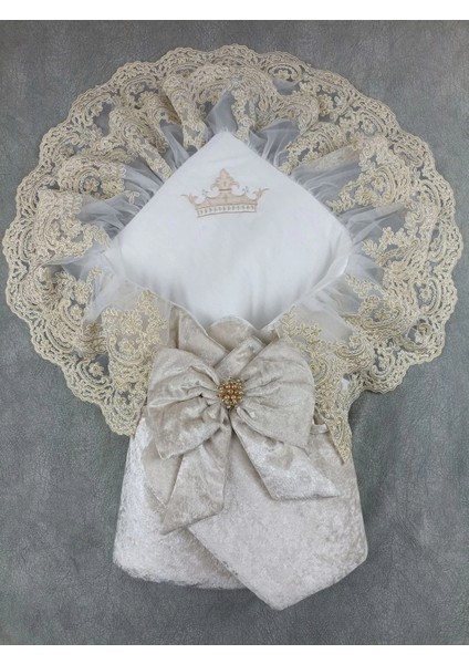 Yenidoğan Saray Kadife Taç Nakışlı Inci Fiyonklu Çift Dantel Duvak Trilüks Kundak Bebek Battaniyesi Vizon-Gold