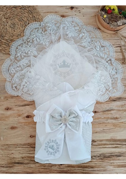 Yenidoğan Titi Taç Nakışlı Plazma Taşlı Güpürlü Çift Fiyonk Duvaklı Trilüks Kundak Bebek Battaniyesi Gümüş