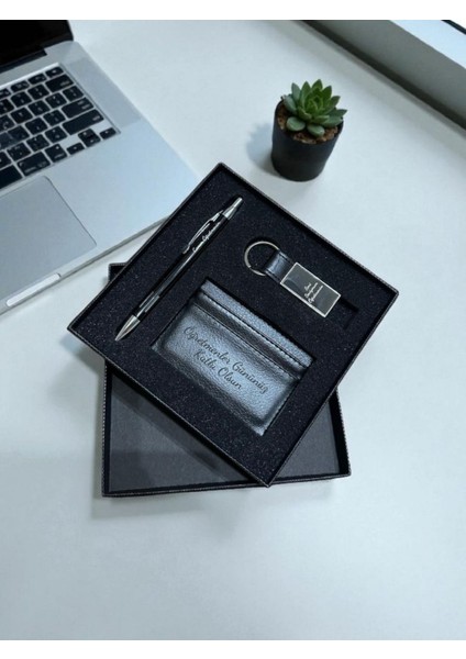 Öğretmenler Günü Hediye Seti – Kişiye Özel Kalem, Cüzdan ve Anahtarlık | Şık Hediye Kutulu