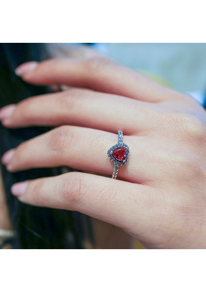 925 Ayar Gümüş Işıltılı Kırmızı Yüksek Taşlı Kalp Yüzük Işıklı Kutuda fırsatları