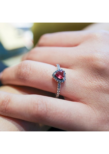 925 Ayar Gümüş Işıltılı Kırmızı Yüksek Taşlı Kalp Yüzük Işıklı Kutuda