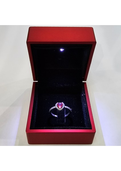925 Ayar Gümüş Işıltılı Kırmızı Yüksek Taşlı Kalp Yüzük Işıklı Kutuda