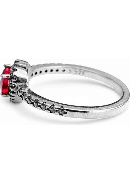 925 Ayar Gümüş Işıltılı Kırmızı Yüksek Taşlı Kalp Yüzük Işıklı Kutuda