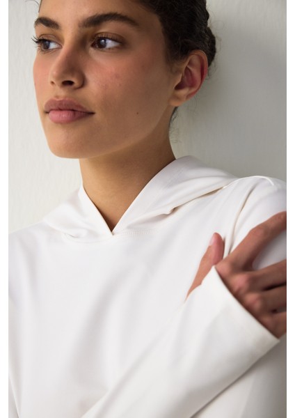 Beyaz Termal Etkili Uzun Kollu Kapüşonlu Üst modelleri