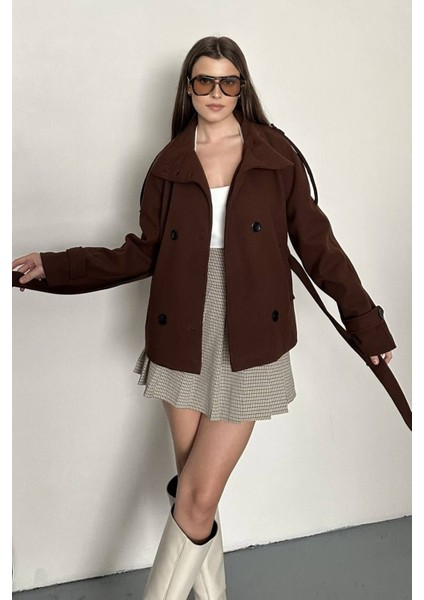 Düğmeli Kuşaklı Kaşe Kısa Kaban