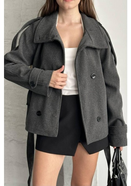 Düğmeli Kuşaklı Kaşe Kısa Kaban