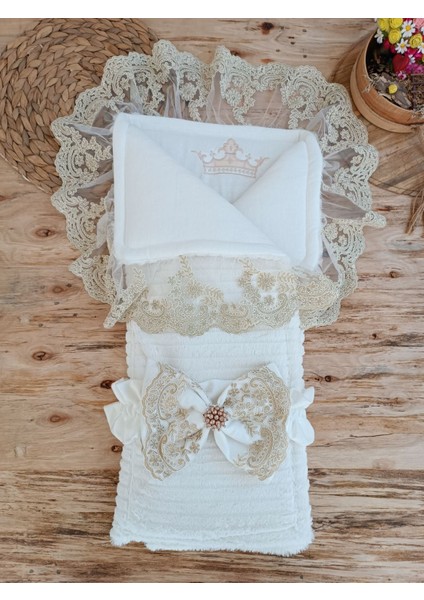 Yenidoğan Beyaz Wool Yün Kumaş Taç Nakışlı Trilüks Kundak Bebek Battaniyesi