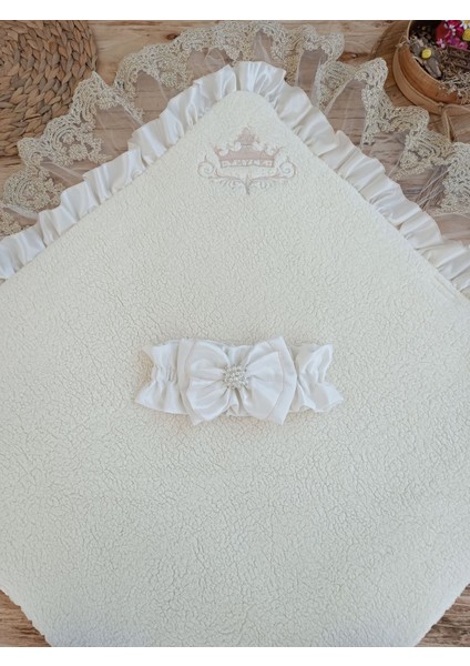Yenidoğan Wool Yün Kumaş Taç Nakışlı Güpür Duvaklı Fiyonk Prizma Taş Unisex Kundak Bebek Battaniyesi modelleri