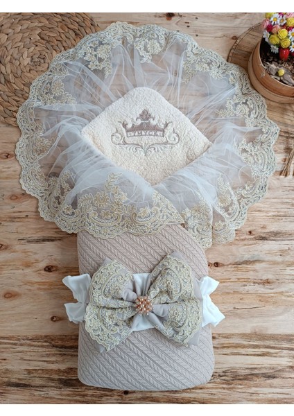 Yenidoğan Kuzulu Taç Nakış Güpürlü Fiyonklu Duvaklı Prizma Taş Unisex Kundak Bebek Battaniyesi