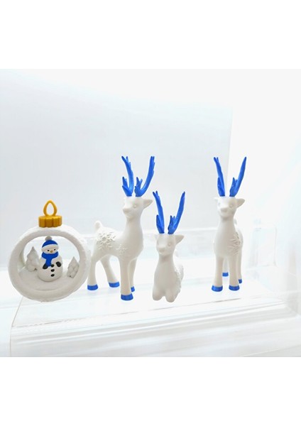 Yılbaşı 4’lü Geyik Figür Seti – Beyaz Mavi Boynuzlu Geyik ve Kardan Adam Kar Küresi