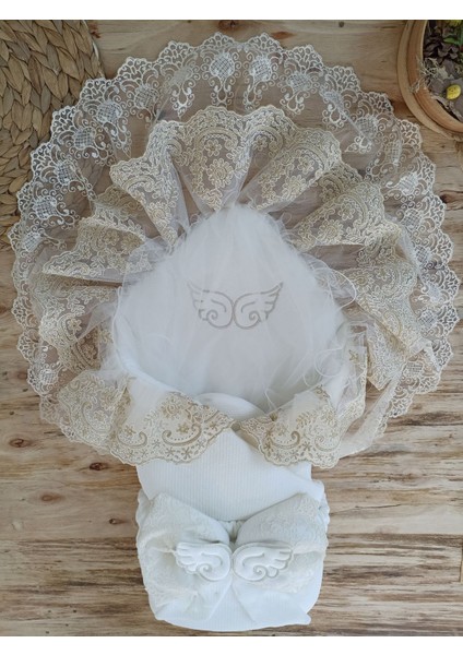 Yenidoğan Sahra Taç Nakışlı Gold Angel Trilüks Kundak Bebek Battaniyesi