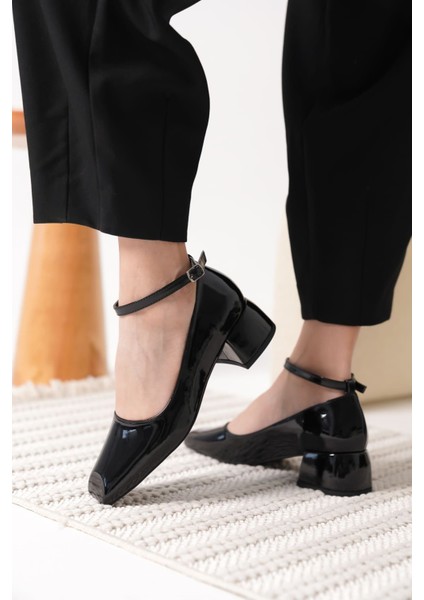 Arilla Siyah Rugan Kadın Topuklu Ayakkabı