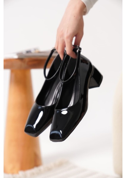 Arilla Siyah Rugan Kadın Topuklu Ayakkabı