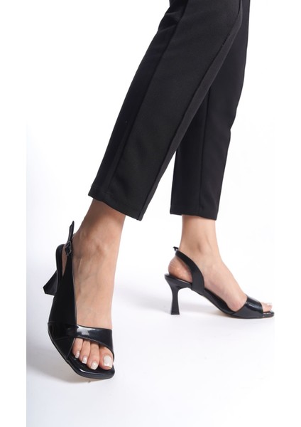 Klein Kadın Siyah Rugan Detaylı Topuklu Sandalet fırsatları
