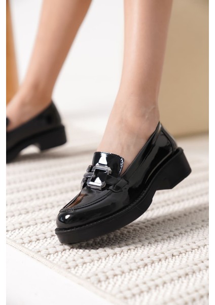 Caro Kadın Rugan Siyah Gümüş Tokalı Loafer