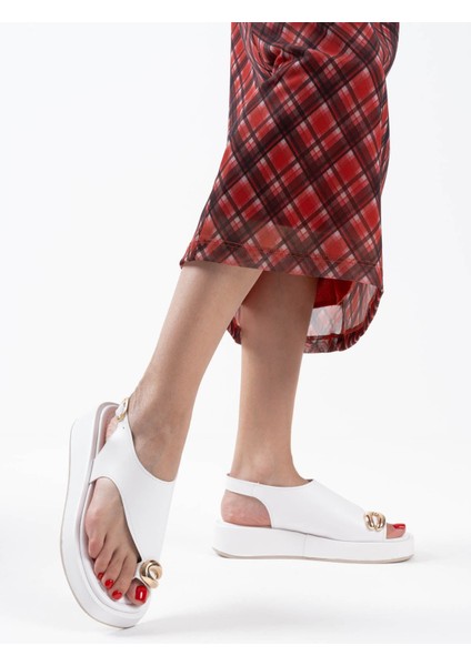 Milena Beyaz Cilt Toka Detaylı Sandalet