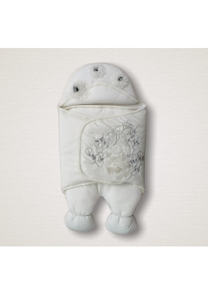 Yenidoğan Üç Çiçek Tavuskuşu Nakışlı Lüks Ayaklı Erkek Bebek Kundak