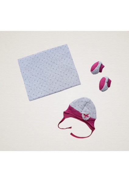 Yenidoğan Baskılı Double Face Şapka ve Patikli 3lü Bebek Battaniye Takımı