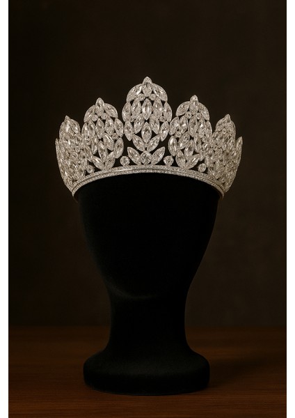 Kristal Zarafet Tacı – Gümüş Kaplamalı Lüks Tasarım