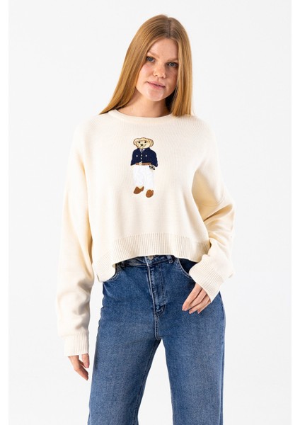 Kadın Bisiklet Yaka Kostümlü Ayıcık Nakışlı Triko Kazak Krem - 2344