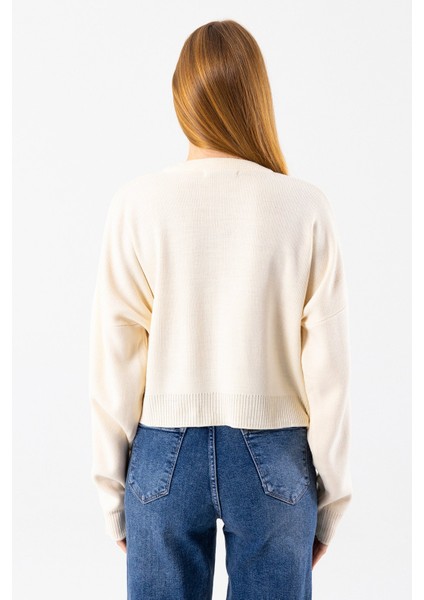 Kadın Bisiklet Yaka Kostümlü Ayıcık Nakışlı Triko Kazak Krem - 2344 indirimleri