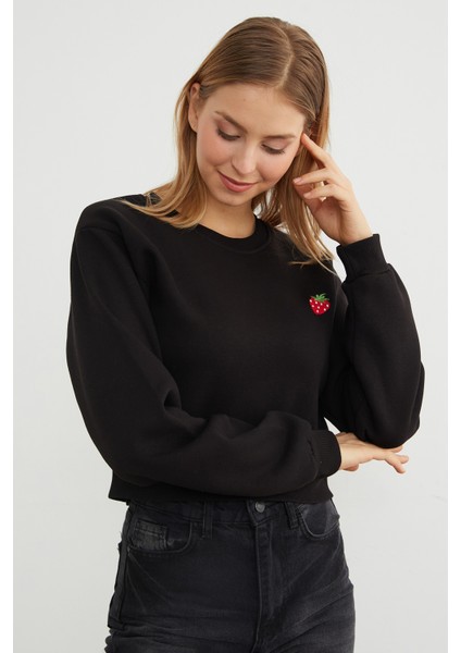 3 Iplik Çilek Nakışlı Crop Sweatshirt modelleri