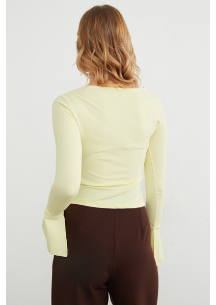 Drapeli Kayık Yaka Kolları Yırtmaç Detaylı Bluz