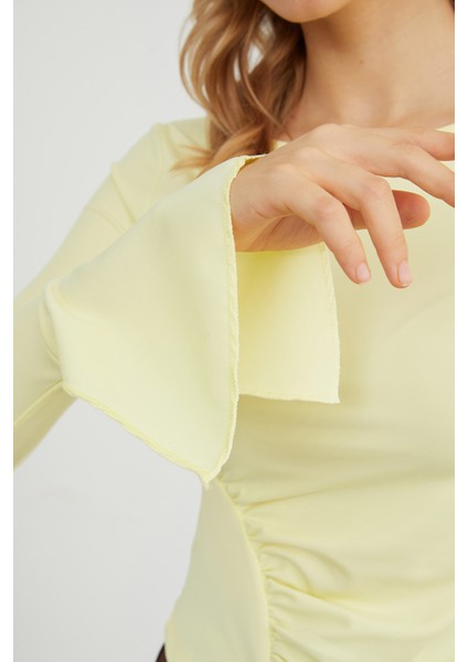 Drapeli Kayık Yaka Kolları Yırtmaç Detaylı Bluz