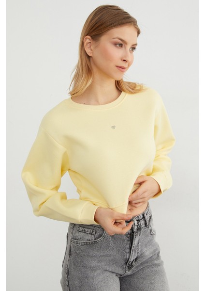 3 Iplik Kalp Aksesuarlı Crop Sweatshirt modelleri