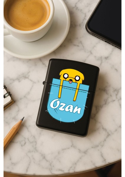 Kişiye Özel Isim Yazılı Fontlu Baskılı Benzinli Çakmak Özel Tasarım Hediyelik Cepte Pug