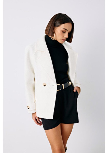 Kadın Buklet Kısa Kaban Ekru Renk Düz Desen Orta Kalınlık Uzun Kol 64 cm