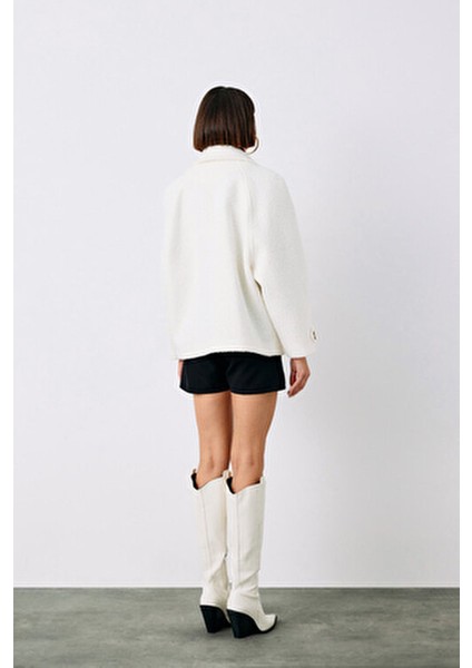 Kadın Buklet Kısa Kaban Ekru Renk Düz Desen Orta Kalınlık Uzun Kol 64 cm