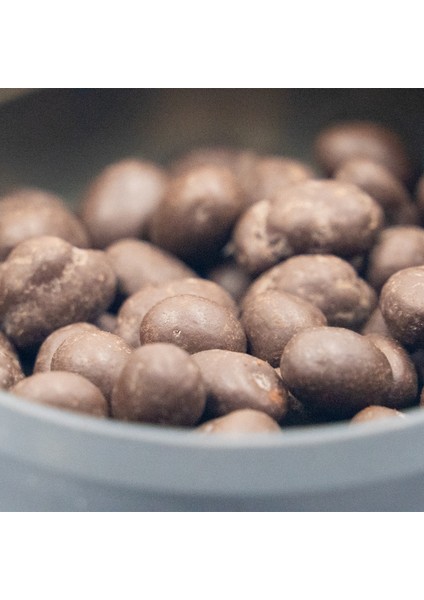 Şeker İlavesiz, Glütensiz, Vegan Yer Fıstıklı Bitter Çikolata - Siyah Yuvarlak Metal Kutu, 150 gr modelleri