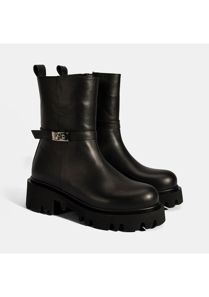 Kadın Siyah Metal Tokalı Kalın Tabanlı Deri Bot