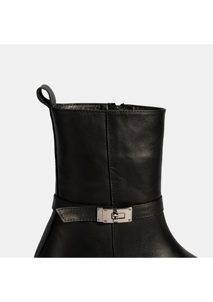 Kadın Siyah Metal Tokalı Kalın Tabanlı Deri Bot