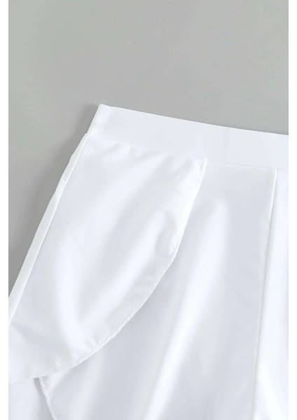 Kadın Beyaz Yırtmaçlı Etek Görünümlü Şık Deniz Şortu