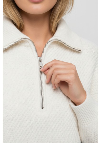 Kadın Ekru Siyah Çizgili Fermuarlı Yaka Triko Kazak Bol Kesim Şerit Detaylı Slikon Yıkama Yumuşak