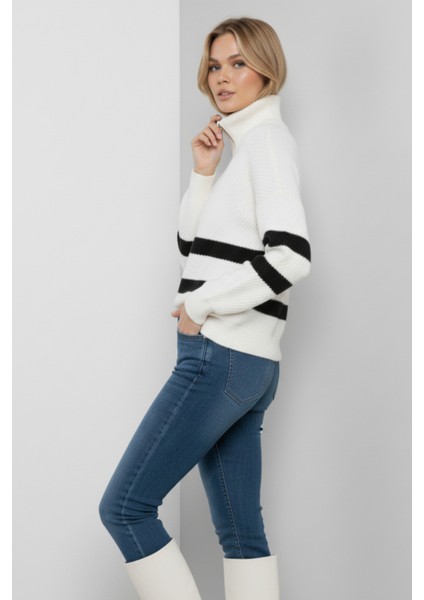 Kadın Ekru Siyah Çizgili Fermuarlı Yaka Triko Kazak Bol Kesim Şerit Detaylı Slikon Yıkama Yumuşak