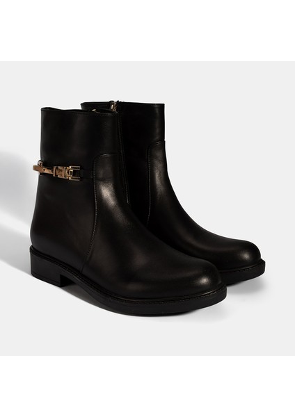 Kadın Siyah Metal Aksesuarlı Deri Bot