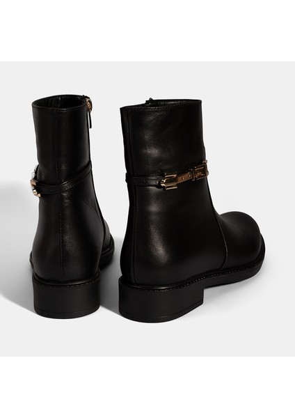 Kadın Siyah Metal Aksesuarlı Deri Bot