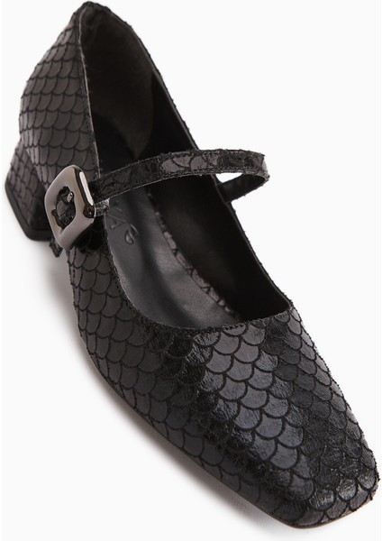 Abby Siyah Balık Pulu Dokulu Küt Burunlu Toka Detaylı Günlük Ayakkabı