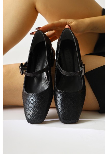 Abby Siyah Balık Pulu Dokulu Küt Burunlu Toka Detaylı Günlük Ayakkabı indirimleri