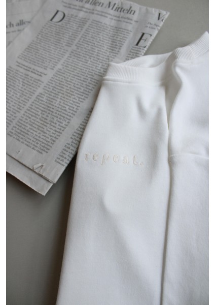 Beyaz Nakışlı Oversize Uzun Kollu T-Shirt